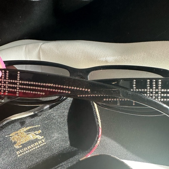 Burberry sunglasses with a case - Picture 5 of 7